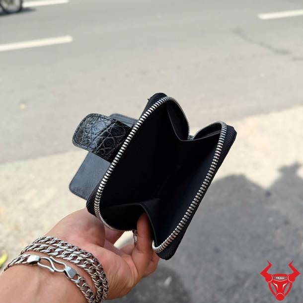 Ví nữ da cá sấu đen VRBA8 dáng đứng, thanh lịch, sang trọng và phù hợp nhiều phong cách.