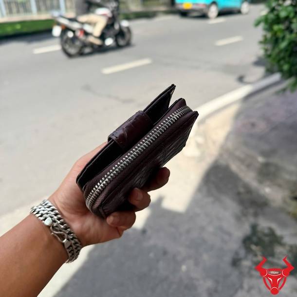 Ví da cá sấu nữ VRBA8 dáng đứng đỏ mận, cao cấp, thanh lịch và tiện dụng.