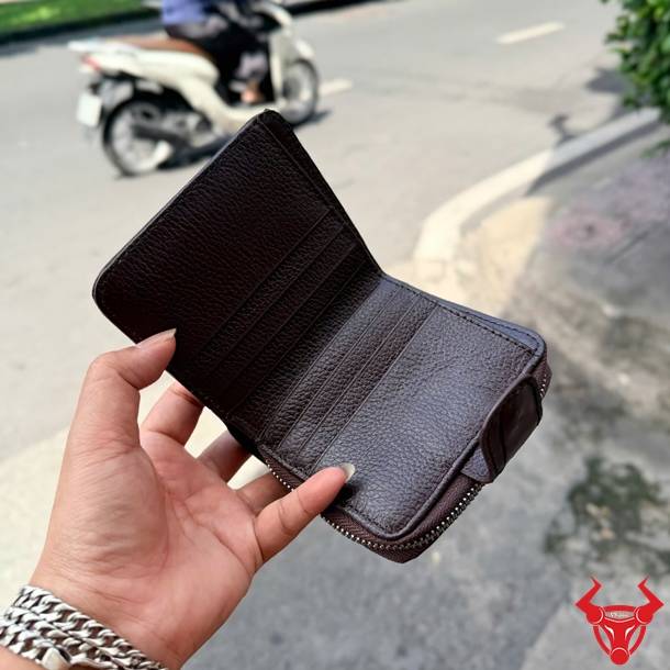 Ví nữ cầm tay dáng đứng da cá sấu đỏ mận VRBA8, cao cấp, nổi bật và tiện dụng.