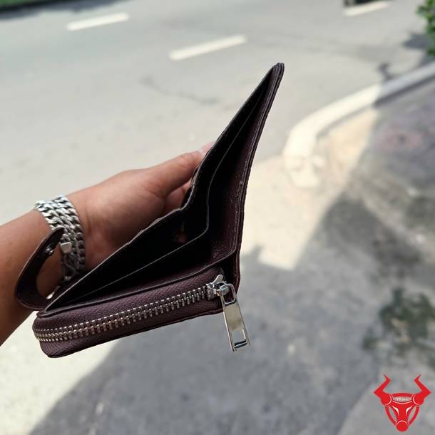 Ví cầm tay nữ VRBA8 da cá sấu đỏ mận, thời trang, nổi bật và dễ phối đồ.
