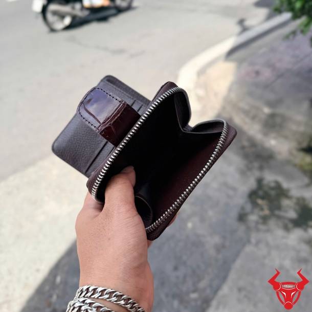 Ví nữ da cá sấu đỏ mận VRBA8 dáng đứng, sang trọng, cao cấp và thanh lịch.