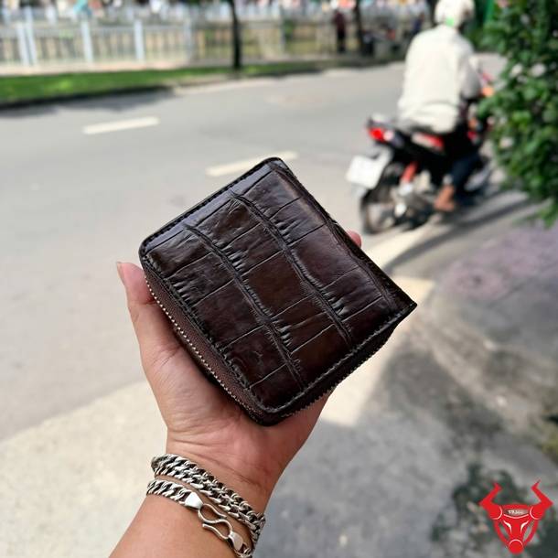 Ví nữ VRBA8 dáng đứng da cá sấu nâu đen, độc đáo, thời trang và tiện dụng.