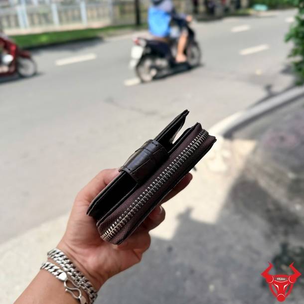 Ví nữ cầm tay da cá sấu VRBA8 nâu đen, thời thượng, cao cấp và độc đáo.