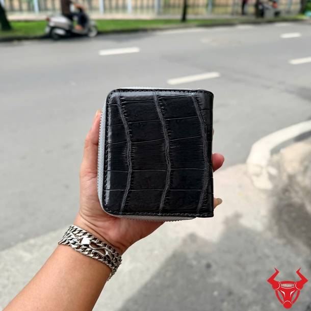 Ví cầm tay da cá sấu nữ VRBA8 vân vuông xám đậm, hiện đại, cao cấp và tiện dụng.