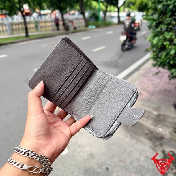 Ví nữ VRBA8 dáng đứng da cá sấu vân vuông xám đậm, độc đáo và tiện dụng.