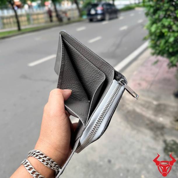 Ví da cá sấu nữ VRBA8 dáng đứng xám đậm vân vuông, cao cấp, thời trang và tiện dụng.