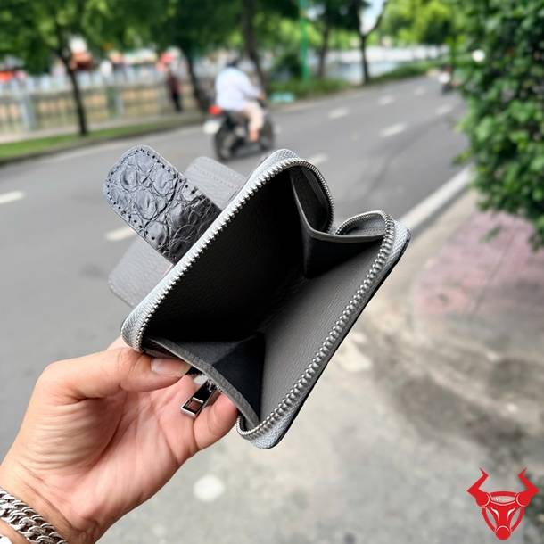 Ví nữ cầm tay dáng đứng da cá sấu xám đậm vân vuông VRBA8, thời trang, cao cấp và tiện dụng.