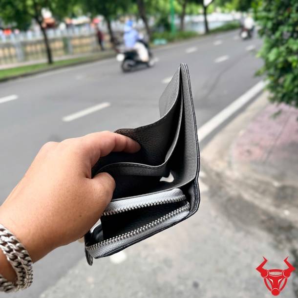 Ví cầm tay nữ VRBA8 da cá sấu vân vuông xám đậm, độc đáo, cao cấp và tiện dụng.