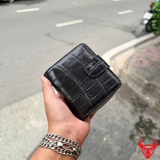 Ví nữ da cá sấu VRBA8 dáng đứng xám đậm vân vuông, cao cấp, thời trang và dễ sử dụng.