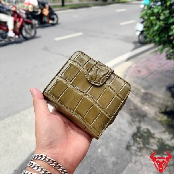 Ví nữ VRBA8 dáng đứng da cá sấu xanh rêu, độc đáo, thời trang và tiện dụng.