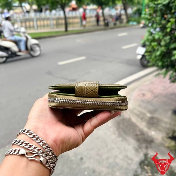 Ví nữ cầm tay dáng đứng da cá sấu xanh rêu VRBA8, thời trang, cao cấp, độc đáo và tiện dụng.