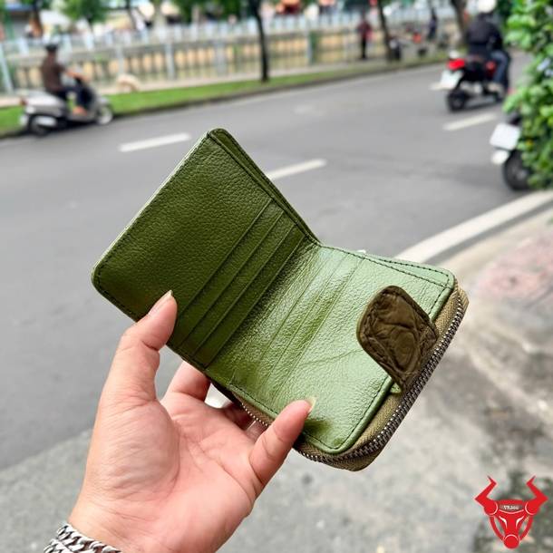 Ví cầm tay nữ VRBA8 da cá sấu xanh rêu, thiết kế độc đáo, thời trang và tiện dụng.