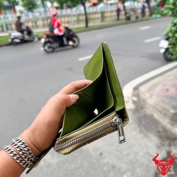 Ví nữ da cá sấu VRBA8 dáng đứng xanh rêu, sang trọng, cao cấp và dễ sử dụng.