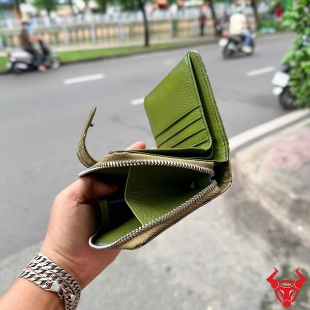 Ví nữ cầm tay da cá sấu xanh rêu VRBA8, cao cấp, thời trang, độc đáo và tiện dụng.