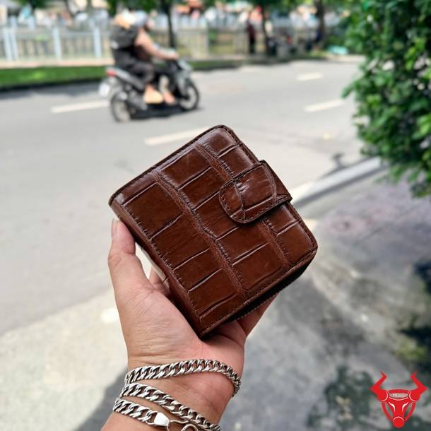 Ví cầm tay da cá sấu nữ VRBA8 nâu đất, cá tính, độc đáo, cao cấp và dễ sử dụng.