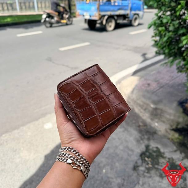 Ví nữ VRBA8 dáng đứng da cá sấu vân vuông nâu đất, độc đáo, thời trang và tiện dụng.