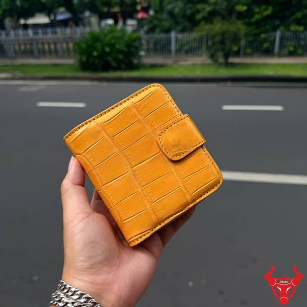 Ví Nữ Da Cá Sấu Bụng VRBA8 Màu Vàng Cá Tính Nổi Bật Ví nữ VRBA8 dáng ngắn da bụng cá sấu vàng, nhỏ gọn, đa dụng và dễ kết hợp nhiều phong cách.
