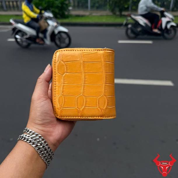 Ví Nữ Dáng Ngắn VRBA8 Da Cá Sấu Vàng Đa Dụng Phụ kiện ví nữ da bụng cá sấu VRBA8 màu vàng sang trọng, cao cấp và mang dấu ấn cá nhân.