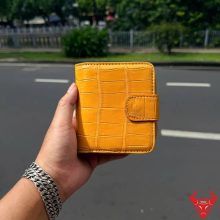 Ví nữ da bụng cá sấu màu vàng VRBA8 nổi bật với thiết kế cá tính, sang trọng và đa dụng.