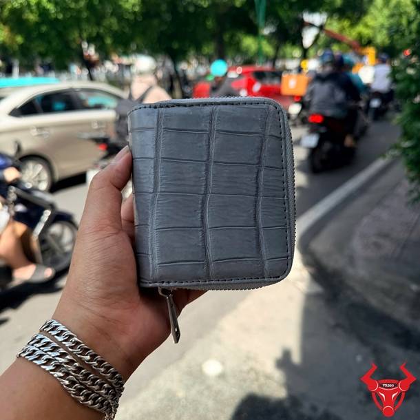 Ví nữ VRBA8 da bụng cá sấu màu xám, dáng ngắn thời trang, sang trọng, cao cấp và đa dụng.