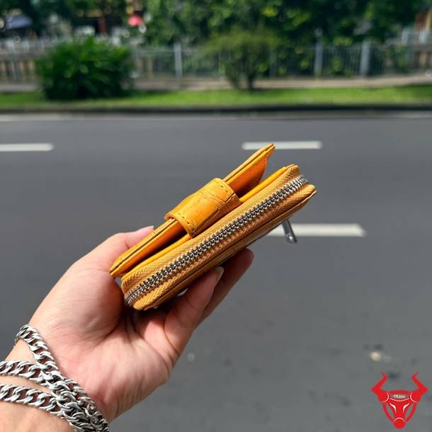 Ví Nữ Dáng Ngắn VRBA8 Vân Vuông Vàng Cam Thời Trang Ví nữ da bụng cá sấu vân vuông VRBA8 vàng cam, nổi bật với thiết kế độc đáo và thời trang.