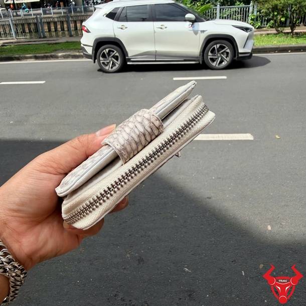 Ví Nữ VRBA8 Da Cá Sấu Bụng Bạch Tạng Sang Trọng Đa Dụng Ví nữ VRBA8 da bụng cá sấu bạch tạng, phụ kiện cao cấp, thời trang, sang trọng và đa dụng.