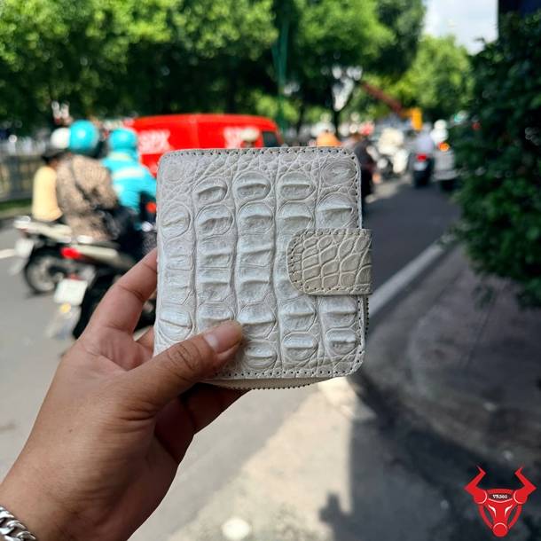 Ví nữ da cá sấu bạch tạng VRBA4 dáng ngắn, sang trọng, ấn tượng và phù hợp nhiều phong cách.