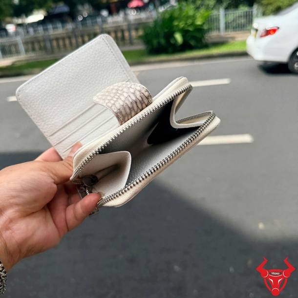 Ví Nữ VRBA8 Da Bụng Cá Sấu Bạch Tạng Thời Trang Ấn Tượng Ví nữ VRBA4 da gù lưng cá sấu bạch tạng, cao cấp, sang trọng, nổi bật và đa dụng.
