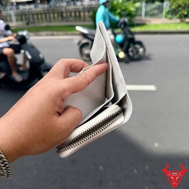 Ví Nữ Dáng Ngắn Da Bụng Cá Sấu Bạch Tạng Sang Trọng Ví nữ VRBA4 da cá sấu gù lưng bạch tạng, dáng ngắn cao cấp, sang trọng, ấn tượng và đa dụng.