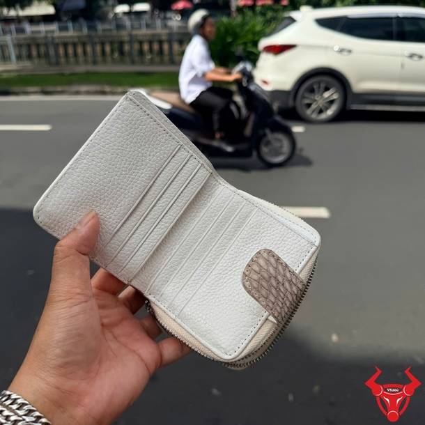 Ví Nữ Da Cá Sấu Da Bụng Bạch Tạng VRBA8 Cao Cấp Ví nữ da cá sấu gù lưng bạch tạng VRBA4, thiết kế thời trang, sang trọng và dễ sử dụng.