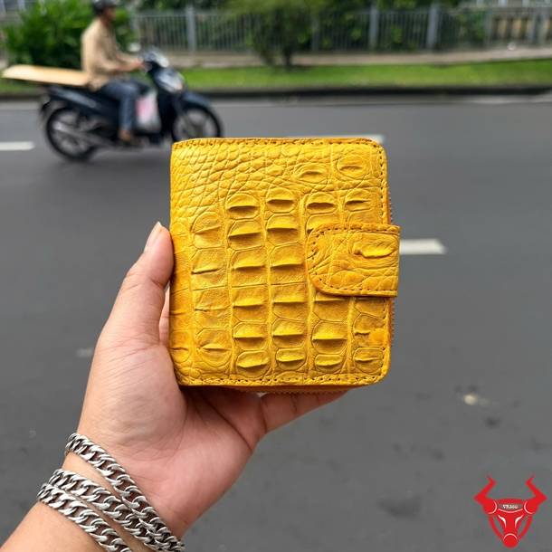 Ví nữ da cá sấu màu vàng, thiết kế dáng ngắn nhỏ gọn, nổi bật với vân gù lưng độc đáo và vẻ đẹp cao cấp.