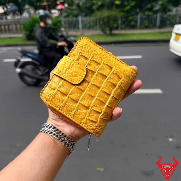 Phụ kiện ví nữ da cá sấu màu vàng VRBA4 cao cấp, sang trọng, nổi bật với kiểu dáng ngắn đa dụng.