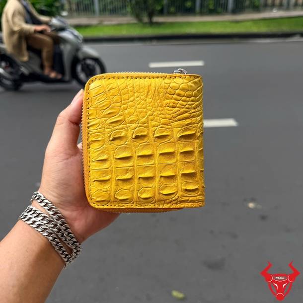 Ví nữ da cá sấu gù lưng VRBA4 sắc vàng cá tính, thời trang, nổi bật và dễ phối cùng nhiều trang phục.