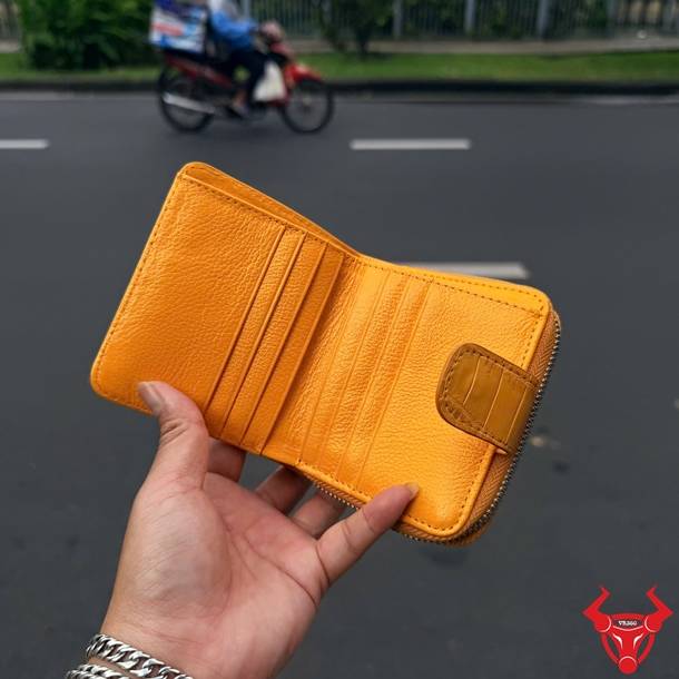 Ví nữ VRBA4 dáng ngắn nhỏ gọn, da cá sấu gù lưng vàng sang trọng, phù hợp nhiều phong cách sử dụng.