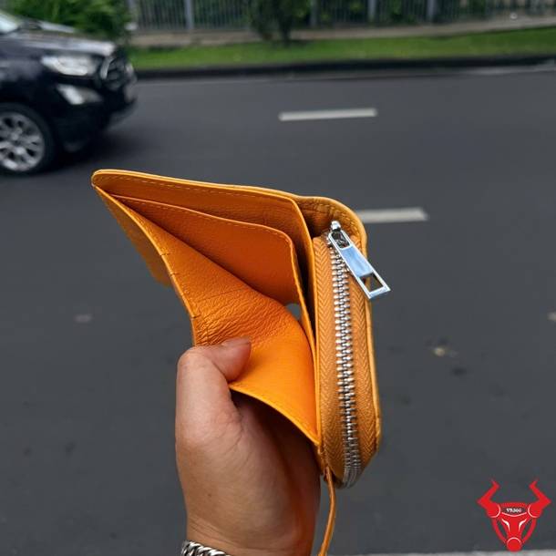 Ví nữ da cá sấu gù lưng VRBA4 màu vàng với thiết kế độc đáo, nổi bật và mang đậm dấu ấn cá nhân.