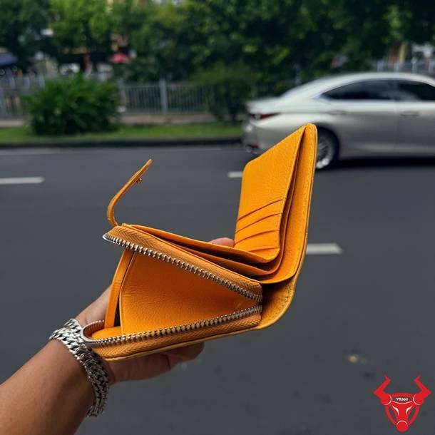 Ví nữ dáng ngắn VRBA4 bằng da cá sấu màu vàng, thiết kế sang trọng, nhỏ gọn và đa dụng.
