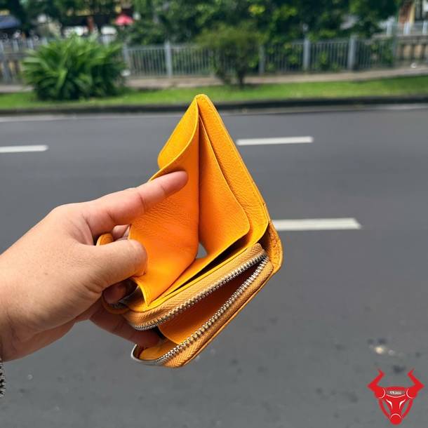Mẫu ví nữ VRBA4 gây ấn tượng với da cá sấu gù lưng vàng, kiểu dáng thời trang, nhỏ gọn và đa dụng.
