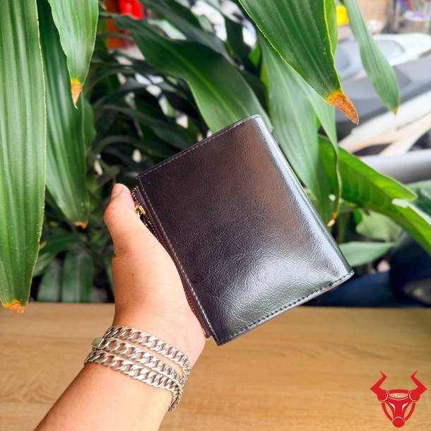 Ví nữ màu đen tinh tế, tiện dụng cho mọi hoạt động thường ngày.