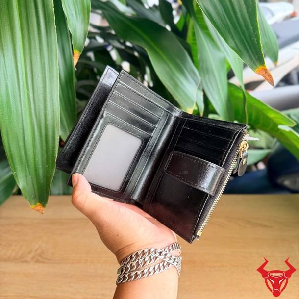 Ví nữ da bò màu đen cao cấp, thiết kế nhỏ gọn, sang trọng và tiện dụng.