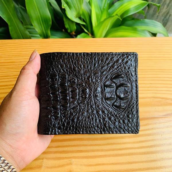 Ví nam da cá sấu nguyên con sang trọng, tinh tế và đậm chất thời trang cao cấp.