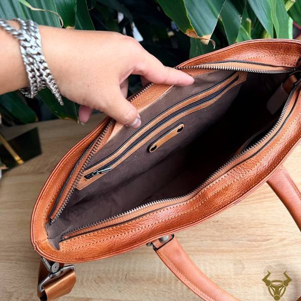 Cặp xách da bò Vegtan E10 là phụ kiện cao cấp, thời trang và tiện dụng.