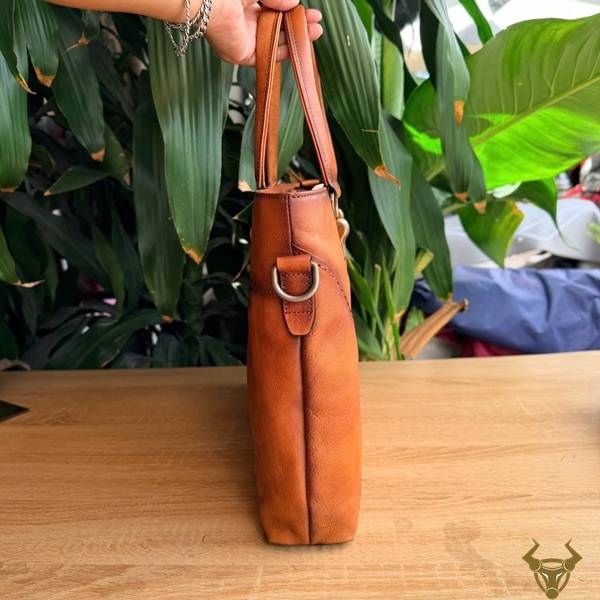 Cặp da bò Vegtan E10 tinh tế, đa dụng và phù hợp cho công việc hằng ngày.