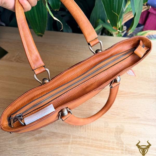 Cặp xách E10 bằng da bò Vegtan sang trọng, tiện dụng cho công việc và công tác.