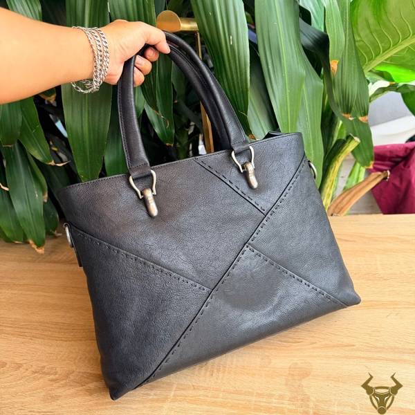 Cặp da bò Vegtan E10 màu đen tối giản, cao cấp và dễ phối trang phục.