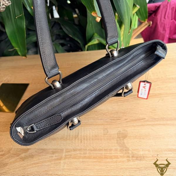 Cặp laptop E10 da bò Vegtan màu đen dành cho người làm việc văn phòng.