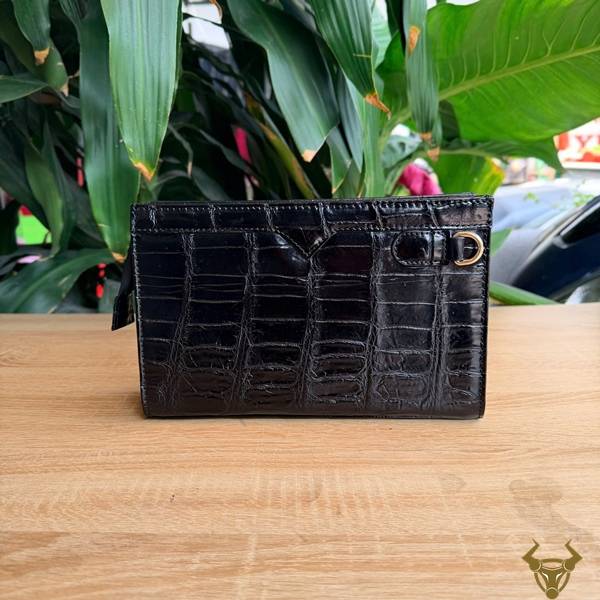 Clutch CKCA8 da bụng cá sấu màu đen lịch lãm.