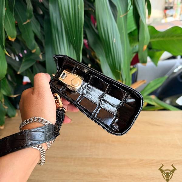 Clutch CKCA8 da cá sấu màu đen tiện dụng.