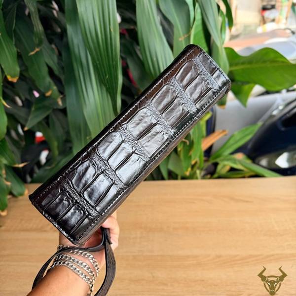 Clutch nam CKCA8 da cá sấu sang trọng, tinh tế.