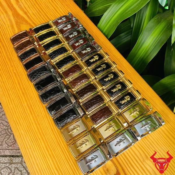 Mặt khóa thắt lưng da cá sấu tiện dụng, cao cấp.