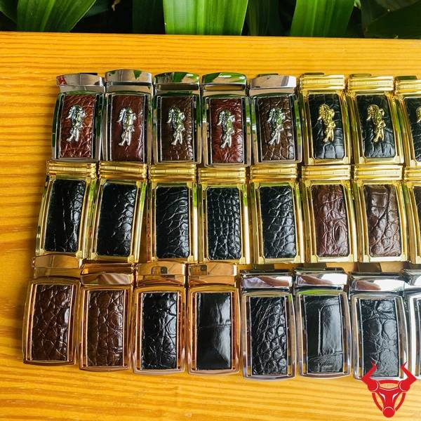 Mặt khóa thắt lưng cá sấu bản rộng sang trọng.